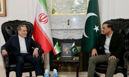 Cette photo diffusée le 25 avril 2026 par le ministère iranien des Affaires étrangères montre le ministre, Abbas Araghchi (G) reçu par le chef de l'armée pakistanaise, Asim Munir (D)à Islamabad 