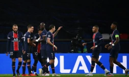Les joueurs du Paris SG célèbrent le but contre son camp de Manchester United lors du match aller de Ligue des champions, au Parc des princes, à Paris, le 20 octobre 2020