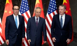 Le secrétaire au Trésor Steven Mnuchin (g) le vice-Premier ministre chinois Liu He (c) et le représentant américain au Commerce Robert Lighthizer (d), le 31 juillet à Shanghai, en Chine