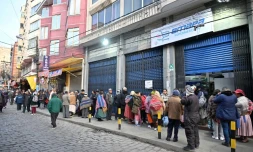 Des habitants font la queue tôt le matin pour acheter des produits dans un supermaché d'Etat, à La Paz, le 11 juin 2025 en Bolivie