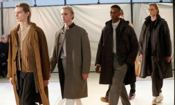 Des modèles des créateurs Christophe Lemaire, lors des défilés de mode masculine le 19 janvier 2017 à Paris