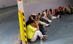 Des habitants réfugiés dans une station de métro souterraine lors d'une simulation d'attaque à Taipei, le 13 août 2026 sur l'île de Taïwan