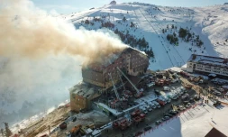 Photo diffusée par l'agence de presse Demiroren (DHA), le 21 janvier 2025, montrant une vue aérienne d'un incendie dans un hôtel de la station de ski de Kartalkaya, à Bolu, en Turquie