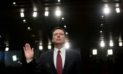 Le directeur évincé du FBI, James Comey, prête serment lors d'une audience devant la commission sénatoriale du renseignement au Capitole, le 8 juin 2017 à Washington