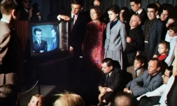 1er octobre 1967: des téléspectateurs, à Paris, devant le premier programme en couleur diffusé à la télévision française