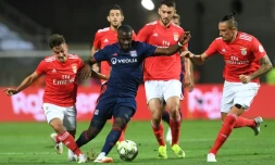 Le milieu de Lyon Tanguy Ndombélé (c) à la lutte avec le défenseur de Benfica Franco Cervi (g) en amical, le 1er août 2018 à Faro 