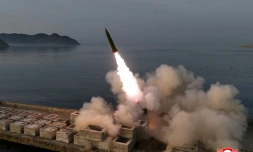 Cette photographie du 19 avril 2026 réalisée par l'agence nationale de presse officielle KCNA de la Corée du Nord et diffusée le 20 avril 2026 montre un test de missile balistique dans un lieu non précisé du pays