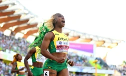 La Jamaïcaine Shelly-Ann Fraser-Pryce jubile après avoir remporté l'or au 100 mètres féminins des Mondiaux d'athlétisme à Eugene, dans l'Oregon (Etats-Unis), le 17 juillet 2022