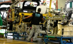 Un ouvrier sur une chaîne de montage le 3 février 2017 à l'usine Renault de Flins-sur-Seine 