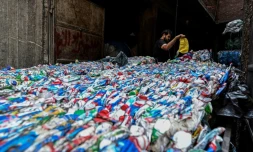 Un ouvrier égyptien conditionne du plastique destiné à être recyclé dans une usine de la "ville des déchets, dans le quartier de Manshiyet Nasser, au Caire le 6 juillet 2026