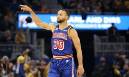 Stephen Curry, des Golden State Warriors, contre les Phoenix Suns en NBA le 3 décembre 2021 au Chase Center à San Francisco