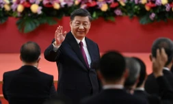 Le président chinois Xi Jinping saluant les responsables hongkongais après son discours lors de la cérémonie pour le 25e anniversaire de la rétrocession de l'ancienne colonie britannique, à Hong Kong, le 1er juillet 2022
