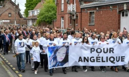 Des centaines de personnes prennent part à la marche blanche en hommage à Angélique, le 1er mai 2018 à Wambrechies