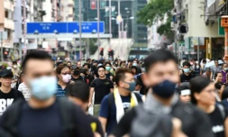 Des milliers de manifestants défilent le 11 août 2019 dans les rues de Hong Kong