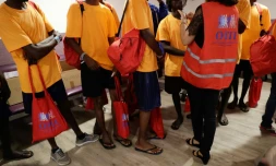 Des réfugiés du Lifeline sont accueillis à l'aéroport de Roissy-Charles de Gaulle le 5 juillet 2018