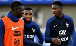 Benjamin Mendy (g) avec Tomas Lemar et Ousmane Dembélé, le 21 mars 2017 lors de l'entraînement de l'équipe de France à Clairefontaine
