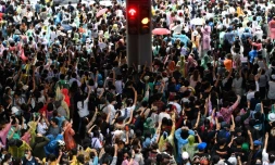 Des centaines de manifestants continuent de braver les mesures d'urgence à Bangkok, le 16 octobre 2020
