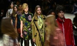 Des mannequins présentent la collection automne/hiver de Burberry Prorsum à la Fashion Week de Londres le 22 février 2016