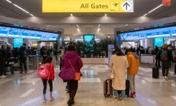 Des voyageurs à l'aéroport de LaGuardia, le 24 décembre 2021 à New York