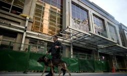 Un policier devant le casino où une attaque a fait 37 morts, le 2 juin 2017 à Manille