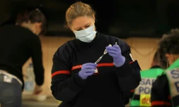 Une femme pompier prépare une dose de vaccin dans le centre de vaccination à Disneyland Paris le 24 avril 2021