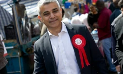 Le candidat travailliste Sadiq Khan en campagne dans un marché à Londres, le 4 mai 2016