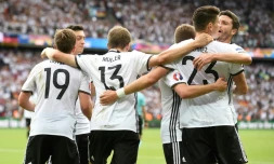 Les Allemands fêtent le but de Mario Gomez face à l'Irlande du Nord lors de l'Euro, le 21 juin 2016 au Parc des Princes