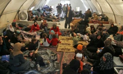 Des Syriens blessés dans un attentat visant des autocars servant à évacuer des habitants de villes assiegées, dans une tente à la frontière entre la Syrie et la Turquie dans la province d'Idlib le 17 avril 2017 