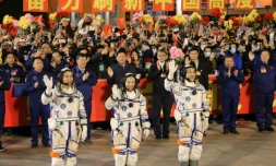 Les astronautes chinois Ye Guangfu, Wang Yaping et Zhai Zhigang, au Centre de lancement de Jiuquan (nord-ouest de la Chine) le 15 octobre 2021