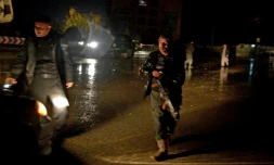 Des forces de sécurité afghanes contrôlent un véhicule dans une rue à proximité d'un consulat indien dans la ville de Mazar-i-Sharif, le 3 janvier 2016, dans le nord de l'Afghanistan