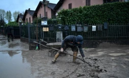 Un habitant nettoie la boue dans une rue de Lauriano, à la suite de fortes intémpéries, le 17 avril 2025 dans le nord-ouest de l'Italie