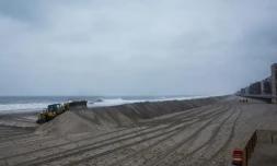 Un tractopelle construit une barrière de sable sur la plage de Long Beach, près de New York, en prévision de l'arrivée de l'ouragan Joaquin, le 2 octobre 2015
