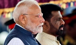 Le président sri-lankais Anura Kumara Dissanayake (d) et le Premier ministre indien Narendra Modi lors d'une cérémonie place de l'Indépendance à Colombo, le 5 avril 2025