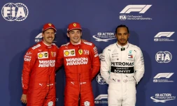 Le Monégasque Charles Leclerc (c) lors de sa première pole position en F1 au GP de Bahrein devant l'Allemand Sebastian Vettel et le Britannique Lewis Hamilton le 30 mars 2019