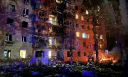 Photo publiée le 11 août 2024 sur le compte Telegram officiel du maire de Koursk, Igor Kutsak, montrant un incendie dans un immeuble résidentiel aprÚs une attaque de missile à Koursk, en Russie