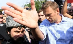 L'opposant AlexeĂŻ Navalny discute avec des militants pro-Poutine Ă Moscou, le 5 mai 2018