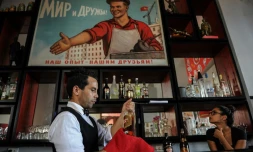 Une affiche de propagande soviétique dans le restaurant rétro Nazdarovie à La Havane, le 16 octobre 2017