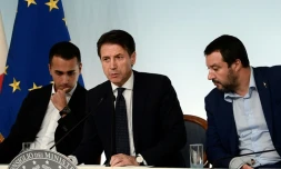 Le Premier ministre Giuseppe Conte au centre entouré de ses deux vice-Premiers ministres, Luigi Di Maio (à gauche) et Matteo Salvini (le 15 octobre 2018 à Rome)