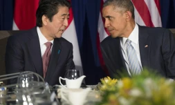 Le président américain Barack Obama (d) et le Premier ministre japonais Shinzo Abe au sommet APEC de Manille le 19 novembre 2015