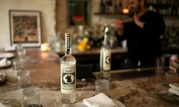 Une bouteille d'aragh sagi, eau-de-vie traditionnelle bannie par l'Iran, produite à Yonkers, dans l'État de New York