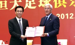 Xu Jiayin (g), patron d'Evergrande et de l'équipe de football de Guangzhou, et l'entraîneur italien Marcello Lippi, lors de la signature d'un contrat, le 17 mai 2012 à Guangzhou