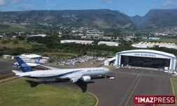 Un gendarme tire sur un hublot d'Air Austral
