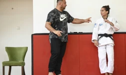 L'entraîneur de judo kosovar, Driton Kuka, parle avec la judoka kosovare Majlinda Kelmendi lors d'une séance d'entraînement au club de judo Ippon dans la ville de Peja, le 16 juin 2021.