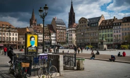 La grand-place de Strasbourg, avec une affiche "Ensemble contre le virus", le 12 avril 2021