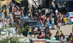 Des Palestiniens fuient un quartier de Khan Younès, dans le sud de la bande de Gaza, après un ordre d'évacuation de l'armée israélienne, le 11 août 2024