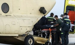 Des secouristes égyptiens sortent les corps des passagers de l'avion russe qui s'est écrasé dans le désert du Sinaï le 31 octobre 2015