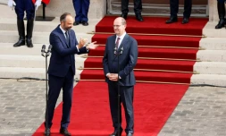 L'ex-Premier ministre Edouard Philippe applaudit son successeur Jean Castex, dans la cour de l'HĂŽtel Matignon, le 3 juillet 2020