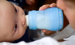 Une mère donne un biberon à son enfant le 8 octobre 2012 à Paris