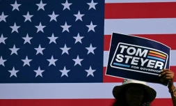 Des supporters de Tom Steyer, candidat dĂ©mocrate Ă lâĂ©lection du gouverneur de Californie, brandissent des Ă©criteaux le soutenant pendant lâun de ses discours de campagne Ă Los Angeles, le 31 mai 2026