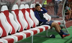 Le milieu de terrain offensif du PSG Hatem Ben Arfa sur le banc avant le match contre Monaco à Louis-II, le 28 août 216